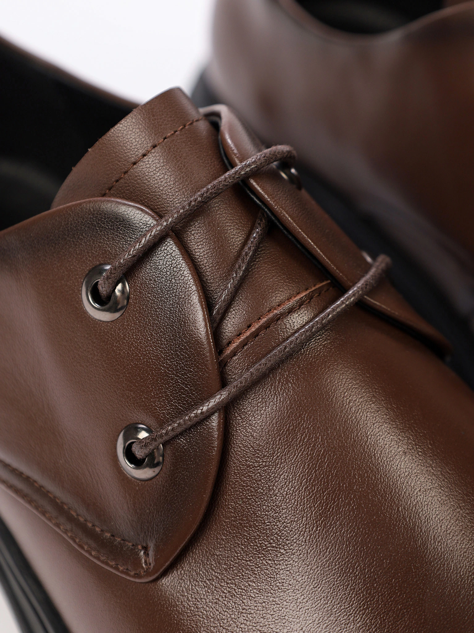 Туфли коричневого цвета со шнуровкой